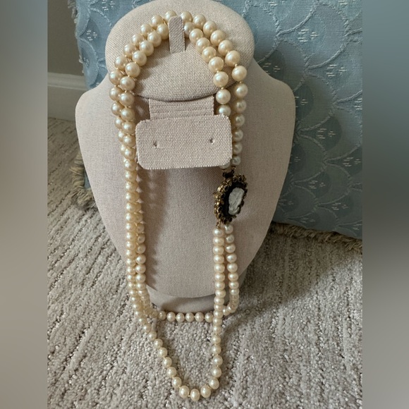 Vintage double strand hand knotted pearl necklace from Mallorca 2 cameo brooches - Picture 9 of 16